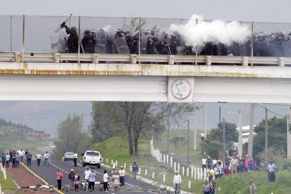 Grave, niño tras desalojo de autopista a Atlixco; descartan lesiones por bala de goma