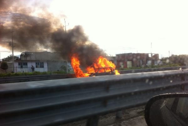 FOTOS: Se incendia coche en la autopista Puebla-Orizaba
