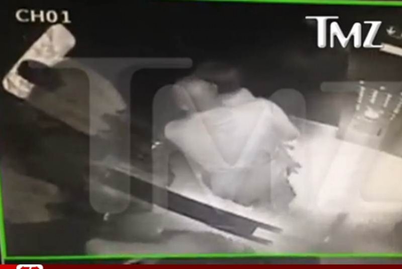 VIDEO: Jay Z, cacheteado y pateado por hermana de Beyonce