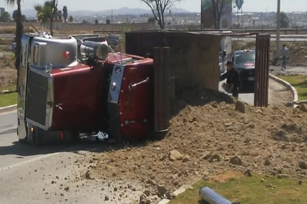 Tráiler cargado de arena quedó volcado en lateral de la Vía Atlixcáyotl