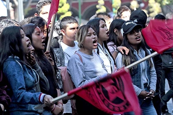Jóvenes poblanos desconfían de los partidos políticos, diputados y policías
