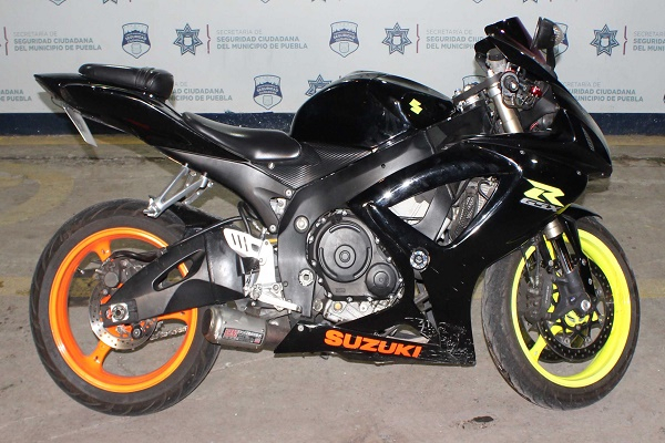 Menores son detenidos tras robarse una motocicleta en Jardines de San Manuel