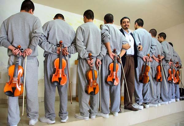 Tito Quiroz, el increíble violinista que lleva música a los presos de México