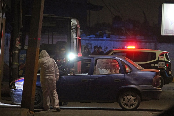 FOTOS: Ejecutan a un hombre en su vehículo frente a la iglesia de La Resurrección