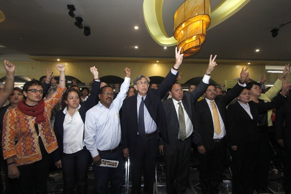 Juez ordena congelar 520 mdp al PRD por deuda con Carlos Ahumada