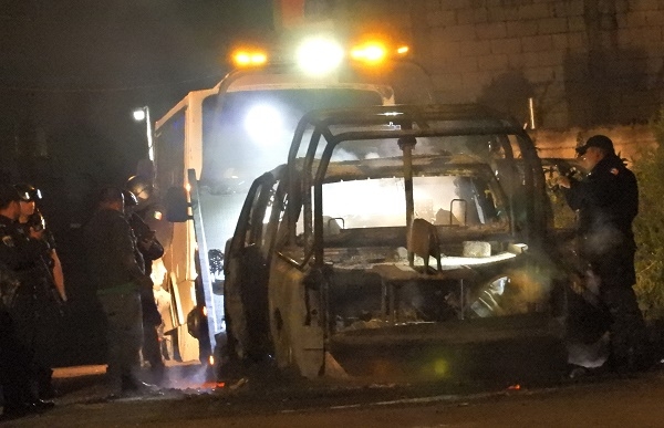Queman patrulla de Gendarmería para defender a huachicoleros en Xonacatepec