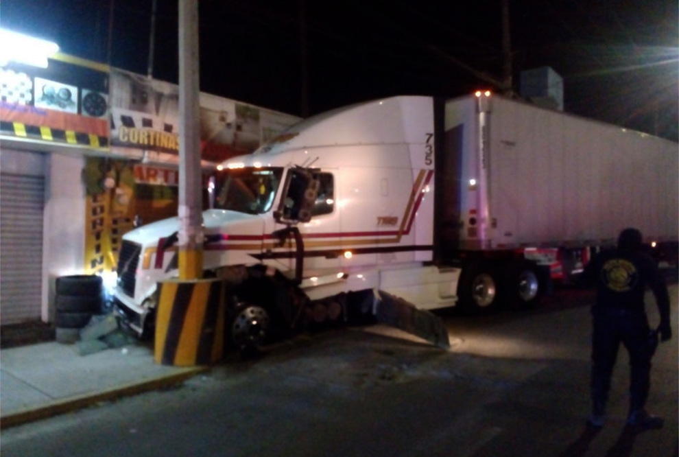 Robo de un tráiler desata persecución y balacera con policías en Tecamachalco