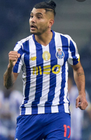 Tecatito Corona retrasa llegada a la selección nacional para definir pase al Milán