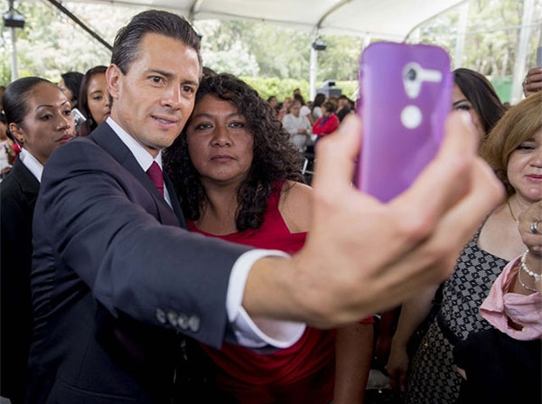FOTOS: Peña Nieto celebra a las madres con “selfies”