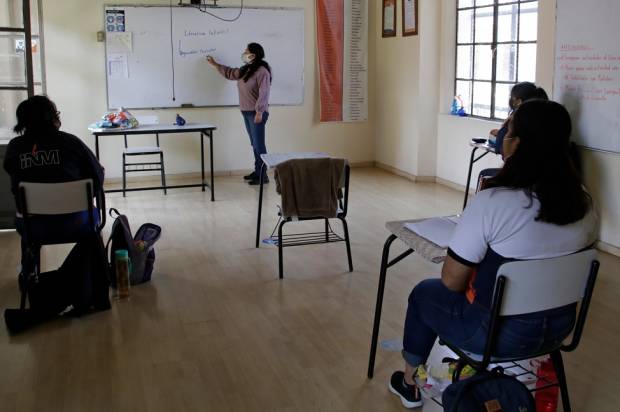 salon de escuela casi vacio por la pandemia
