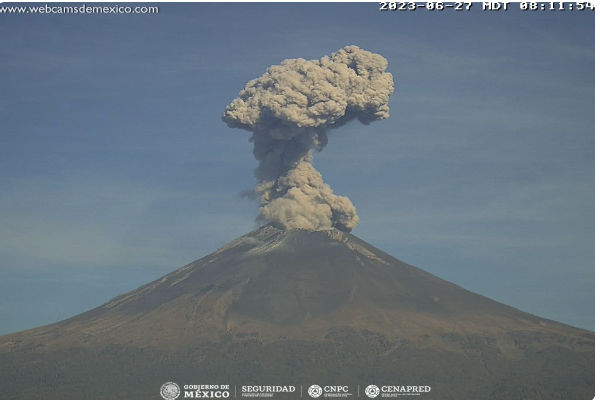 Volcán Popocatépetl emite fumarolas y registra explosión menor