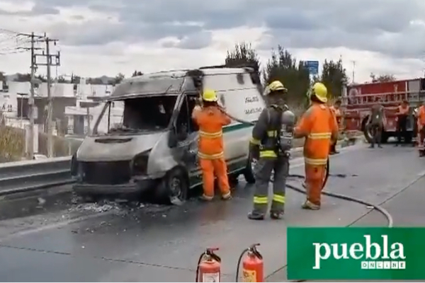 Se incendia ambulancia del IMSS en el Periférico Ecológico
