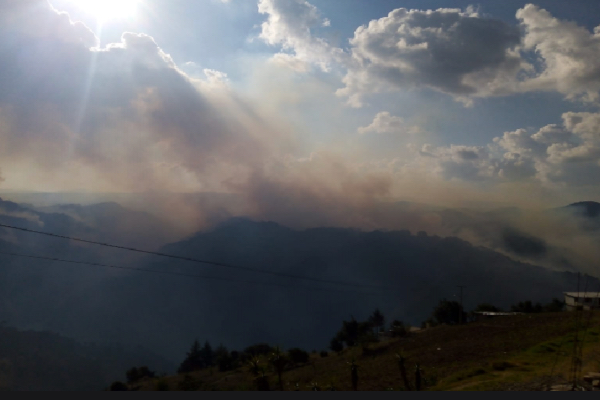 Evacúan tres comunidades por incendio en Yehuala, Zacatlán