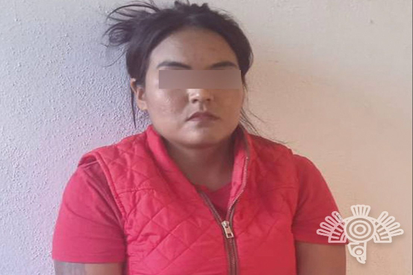 mujer metiendo droga