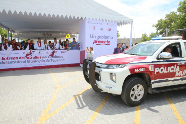 Entrega Céspedes Peregrina patrullas y calle rehabilitada en Tepeaca