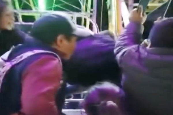 Joven queda atrapada del cabello en rueda de la fortuna en Chiapas