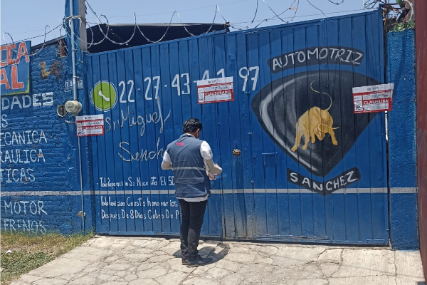 Clausuran talleres y botaneros por funcionamiento irregular en Puebla