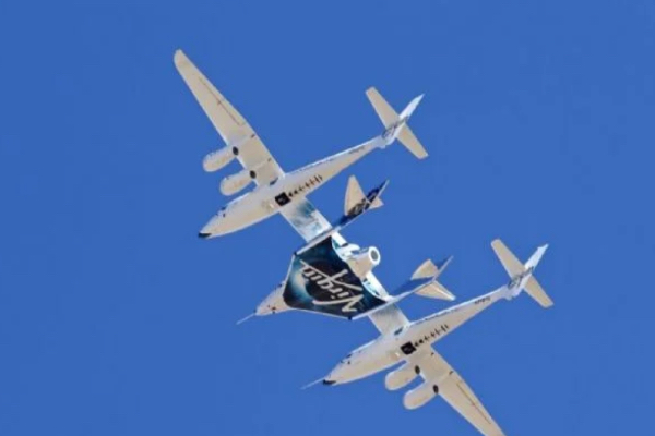 Llegan italianos al borde del espacio en avión de Virgin Galactic