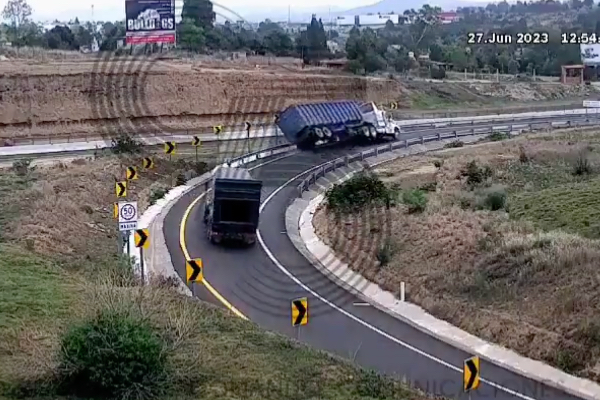 Vuelca tráiler en la autopista Puebla-Tlaxcala