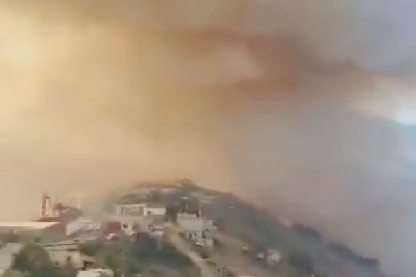 Se mantiene activo el incendio forestal en Zacatlán, sitio donde trabajan al momento 213 combatientes de la Secretaría del Medio Ambiente.