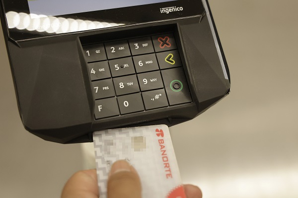 INAI alerta sobre robo de datos de tarjetas bancarias