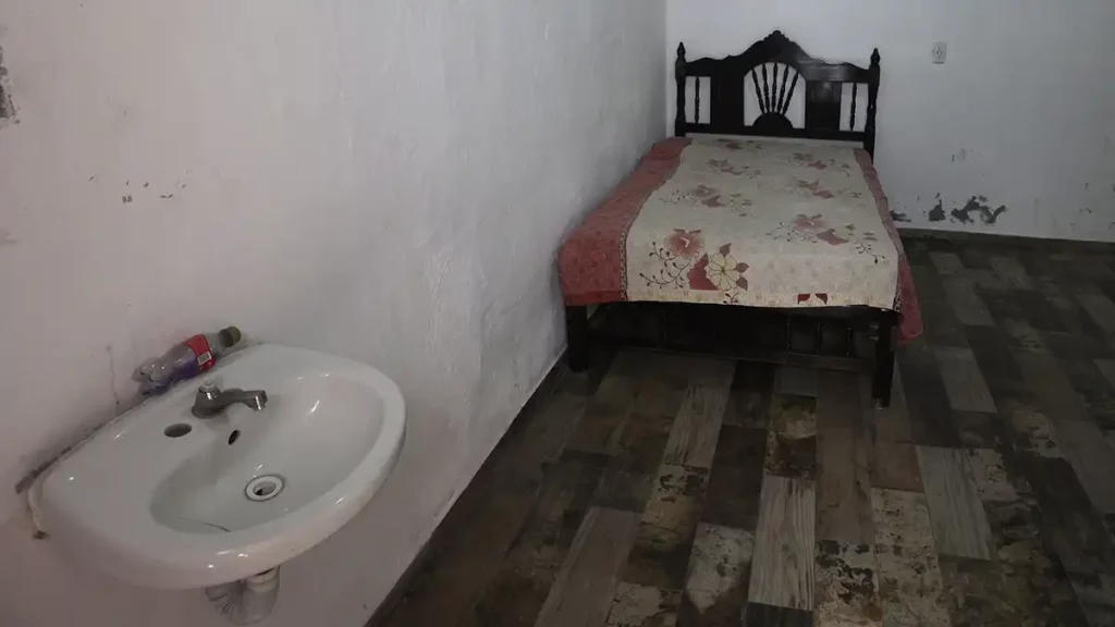 Una cama y un lavabo en un cuarto. CRÉDITO: Agencia Enfoque