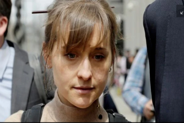 Allison Mack queda libre tras caso de tráfico sexual de NXIVM