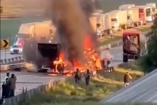 Accidente en el Arco Norte deja dos personas calcinadas