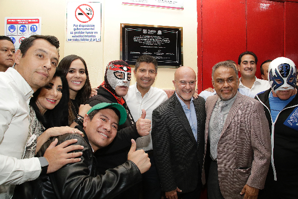 Develan placa del 7O Aniversario de la Arena Puebla; Atlantis es Visitante Distinguido