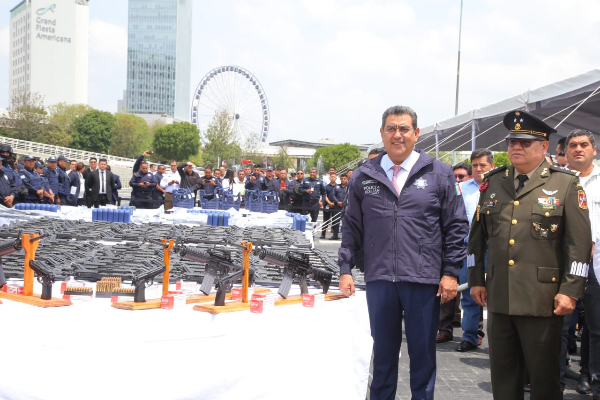 Entrega gobernador patrullas y armamento a municipios poblanos