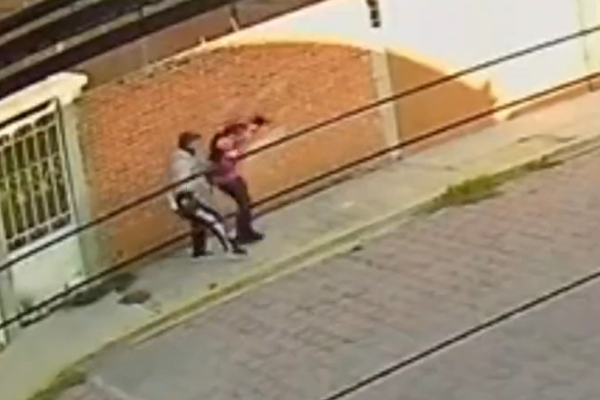 Cobarde ladrón corretea y agrede a una mujer en Satélite Amalucan