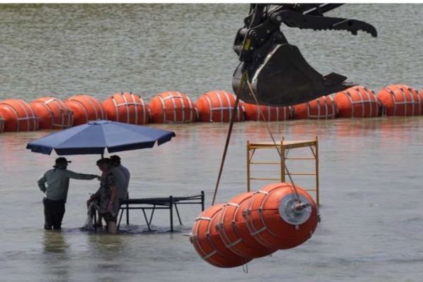 El Departamento de Justicia de Estados Unidos demandó a Texas por las barreras flotantes