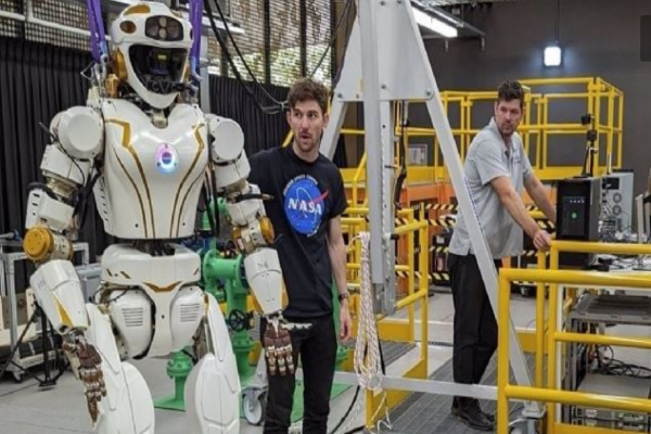 Manda NASA a humanoide a plataforma petrolera