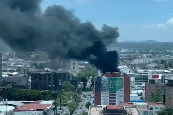 Se registra incendio en inmueble de la Avenida Juárez