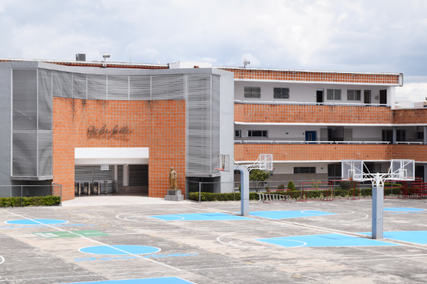 Alumnos de La Salle Benavente Puebla están varados en París