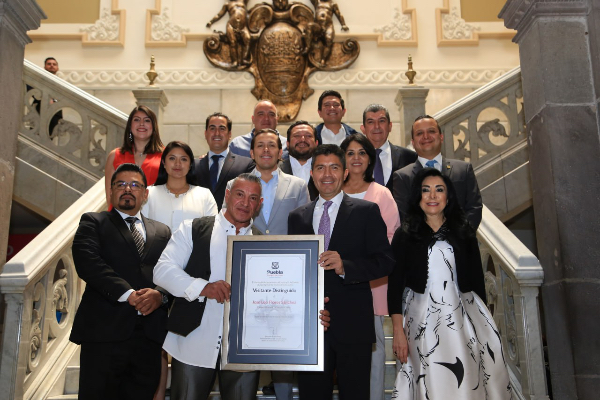 Leo Flores, fisiconstructivista poblano, reconocido como Visitante Distinguido