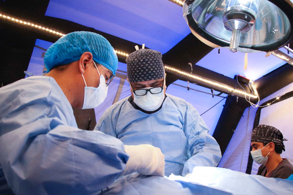 Realizan SSA Puebla cirugía laparoscópica en quirófano itinerante