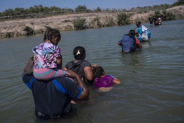 Negocian México y EU nuevo programa para refugiados
