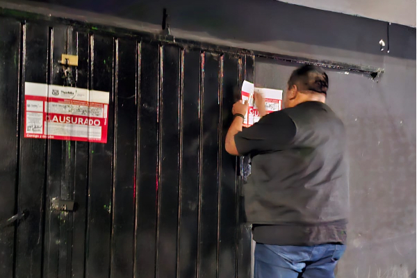 Clausuran antros, talleres y bar escenario de balacera en Puebla