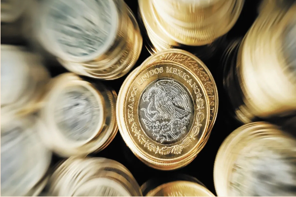 Dólar, por debajo de los 17 pesos por primera vez en siete años