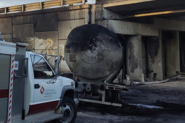 Vuelca y explota pipa en el Periférico; muere una persona calcinada