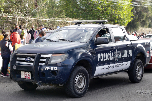 Conductor perdió el control de su unidad brincó el camellón, chocó y casi cae del puente de la 16 de Septiembre.