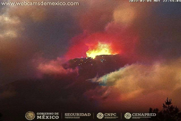 Popocatépetl registra explosión y expulsión de material incandescente