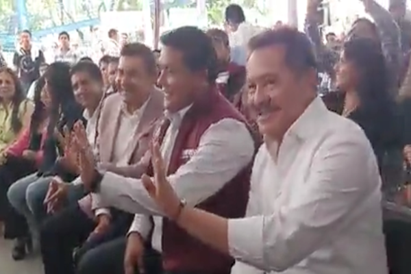 Guerra de porras morenista se registró en el Festival de Juventudes de Izquierda este viernes en Puebla.