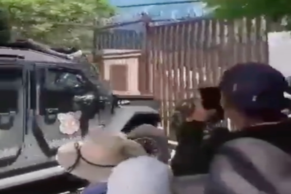 Con vehículo Rhino, manifestantes toman Congreso de Guerrero