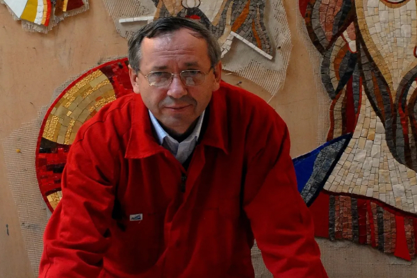 Los jesuitas indicaron que un famoso artista y sacerdote ha sido expulsado de forma definitiva de su orden religiosa por abusos sexuales