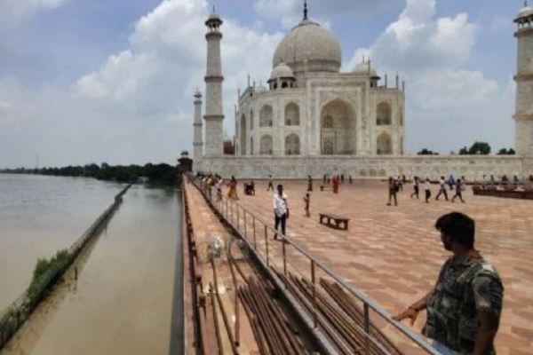 Agua de río desbordado llega a muros del Taj Mahal