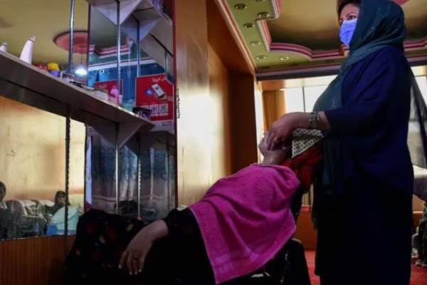 El Talibán ordenó el cierre de los salones de belleza y peluquerías en Afganistán, la más reciente restricción que sufren las mujeres.