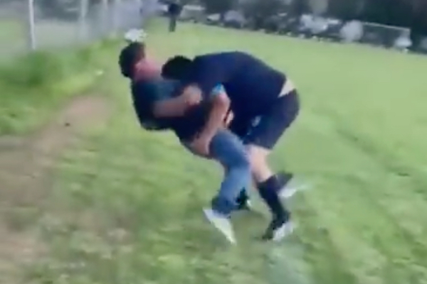 Captan a edil de Tochtepec liándose a golpes en partido de futbol