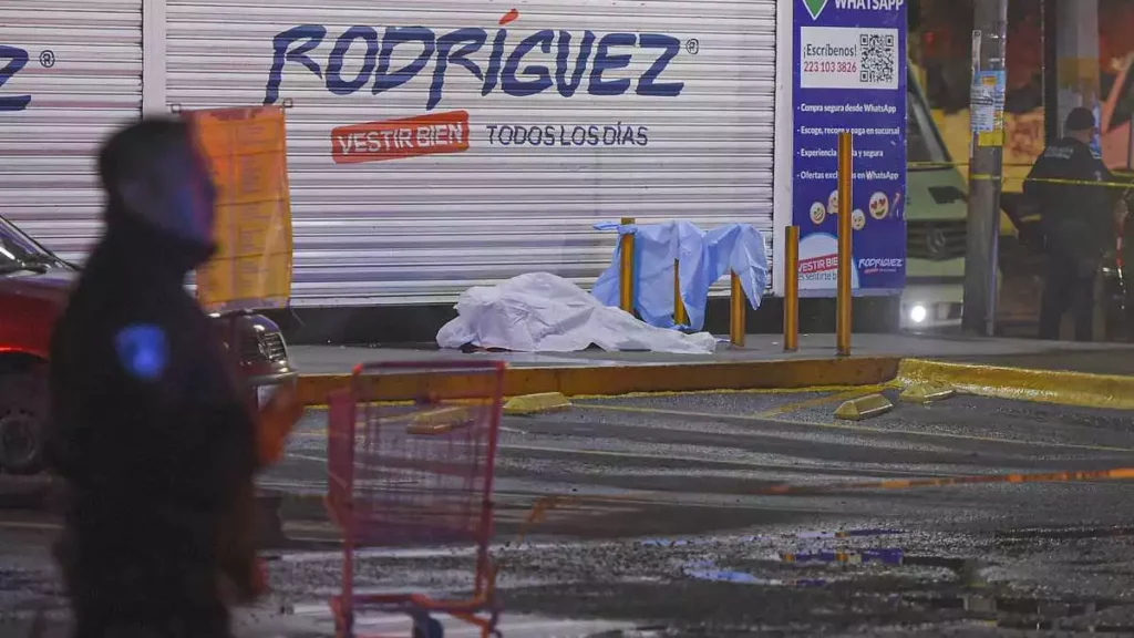 Una mujer muerta y dos heridos en asalto a supermercado en Amozoc